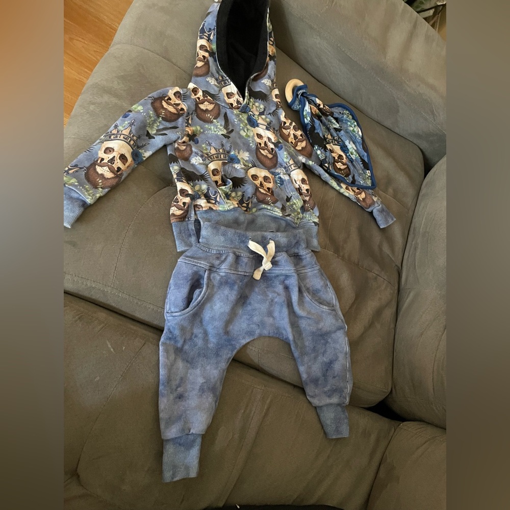 Bums and roses outfit